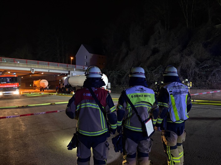 FW-E: Gefahrguteinsatz nach Verkehrsunfall auf der BAB 52 - Autobahn stundenlang gesperrt