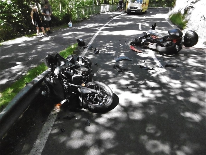 POL-AC: Ein Schwerverletzter nach einem Verkehrsunfall zwischen zwei Motorradfahrern