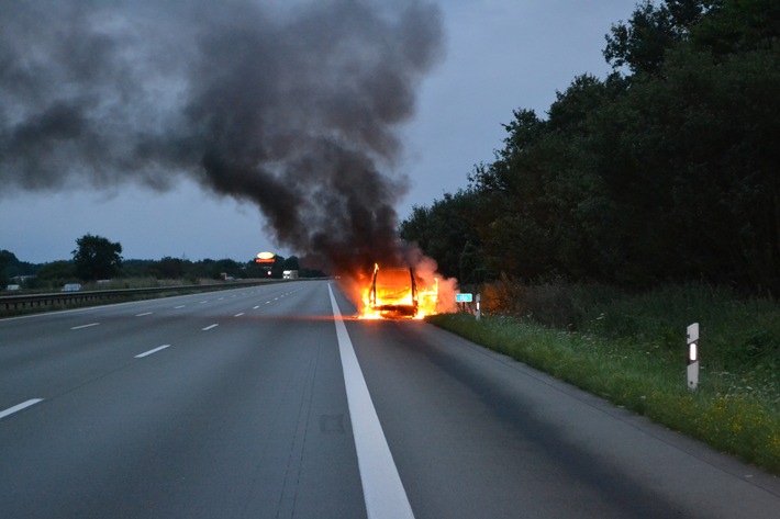 POL-WL: PKW Brand auf der Autobahn