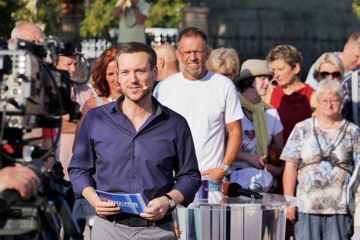 ZDF-&quot;Moma vor Ort&quot; live aus Anklam / Bundespräsident Steinmeier als Gesprächsgast auf dem Anklamer Marktplatz (FOTO)