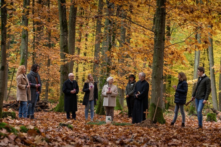 Trost finden Menschen vor allem durch die Gemeinschaft, das ergab die "Troststudie" von FriedWald. / Tod, Trauer und Trost in Zeiten von Corona / Persönliche menschliche Nähe hilft nach Verlusten am meisten / Corona trifft "Traueranfänger" besonders hart / Weiterer Text über ots und www.presseportal.de/nr/55775 / Die Verwendung dieses Bildes ist für redaktionelle Zwecke unter Beachtung ggf. genannter Nutzungsbedingungen honorarfrei. Veröffentlichung bitte mit Bildrechte-Hinweis.