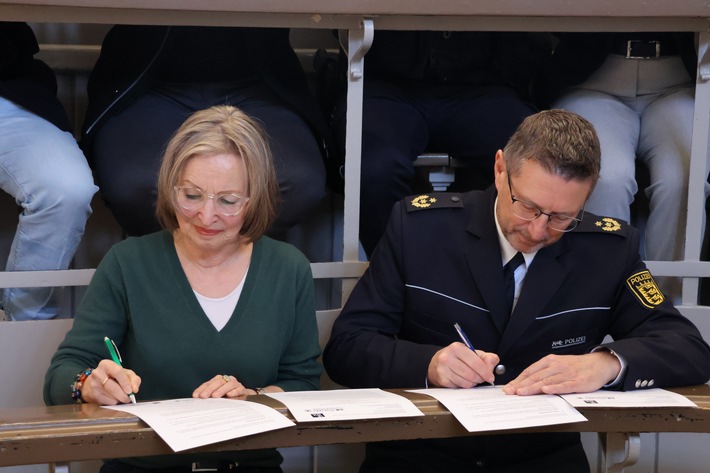 POL-RT: Polizeipräsidium Reutlingen schließt Kooperationsvereinbarung mit der Initiative Erinnerungsort Gräberfeld X e. V.