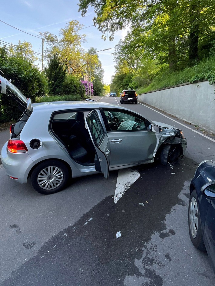 POL-GM: Auto kollidiert mit Mauer