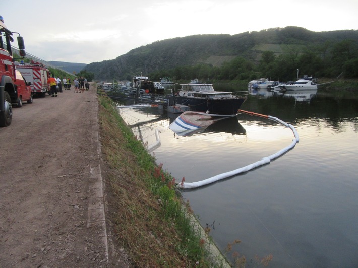 PP-ELT: Gesunkenes Sportboot verursacht Gewässerverunreinigung