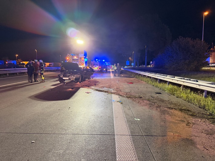 FW-ROW: Großes Trümmerfeld nach Auffahrunfall auf der A1
