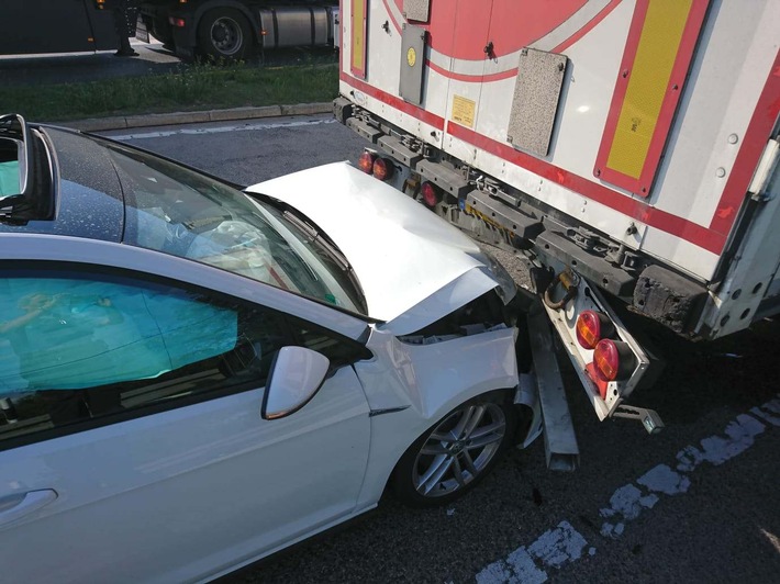 POL-WE: Hinweise nach Raub in Bad Nauheim erbeten ++ Fahrradfahrer bei Kefenrod touchiert ++ Diebe bedienten sich aus Fahrzeugen in Ortenberg ++ Auf LKW aufgefahren ++ u.a.