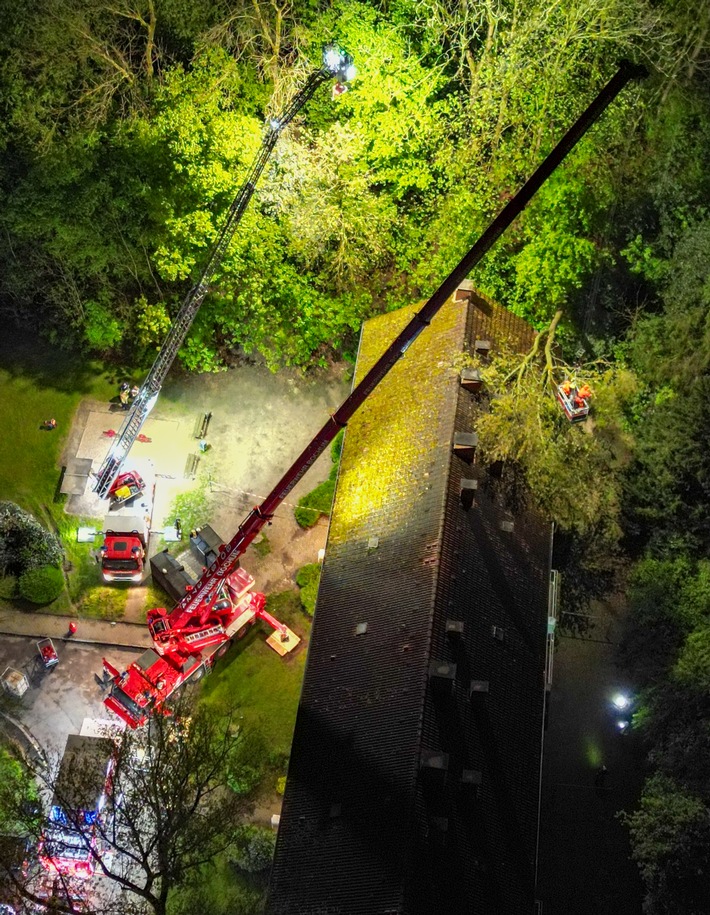 FW-BO: Gewitter über Bochum - Baum stürzt auf Wohnhaus, insgesamt 10 sturmbedingte Einsätze im Stadtgebiet