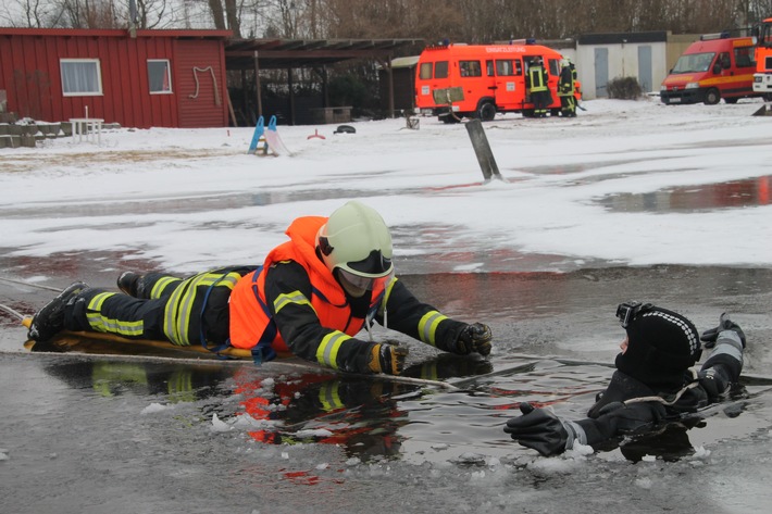 FW-LFVSH: Die Feuerwehren warnen vor trügerischem Eis