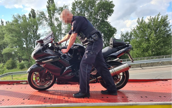 POL-DEL: Autobahnpolizei Ahlhorn: Motorradfahrer versucht sich auf der Autobahn 28 im Bereich der Stadt Delmenhorst einer Kontrolle zu entziehen