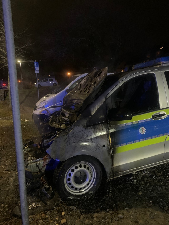 POL-ME: Brand an Streifenwagen - Polizei sucht Zeugen - Heiligenhaus - 2002002