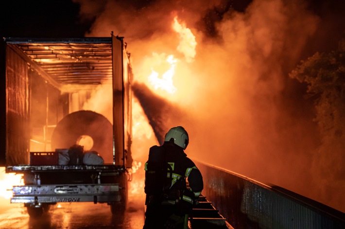 FW-MK: Brennender Sattelzug am Stenglingser Weg