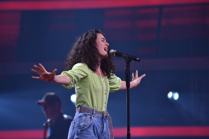 Musik "fließend wie schmelzende Butter". Nora Arvena bringt Klassiker mit Tiefgang auf die #VoiceKids-Bühne