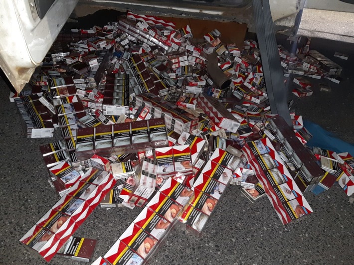 HZA-SW: 250 Zigarettenstangen in Schmuggelverstecken / Zoll wird in Bordwänden, Ersatzreifen und Lautsprechern fündig