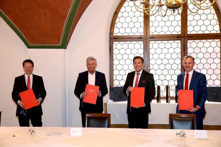 v.l.n.r.: Dr. Florian Bieberbach, Vorsitzender der SWM Geschäftsführung, Münchens Oberbürgermeister Dieter Reiter,  Wiens Finanz- und Wirtschaftsstadtrat Peter Hanke und Dipl.-Ing. Peter Weinelt, Vorstandsdirektor der Wiener Stadtwerke / Weiterer Text über ots und www.presseportal.de/nr/130113 / Die Verwendung dieses Bildes ist für redaktionelle Zwecke unter Beachtung ggf. genannter Nutzungsbedingungen honorarfrei. Veröffentlichung bitte mit Bildrechte-Hinweis.