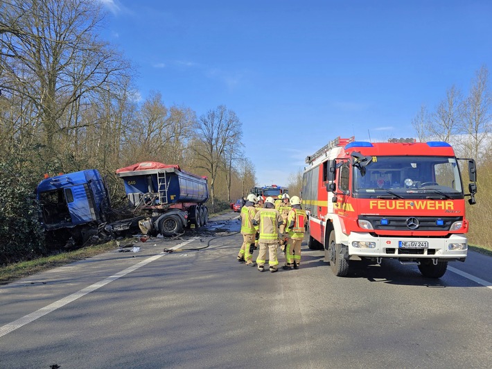 FW Grevenbroich: Zwei Tote nach schwerem Verkehrsunfall zwischen PKW und LKW bei Grevenbroich