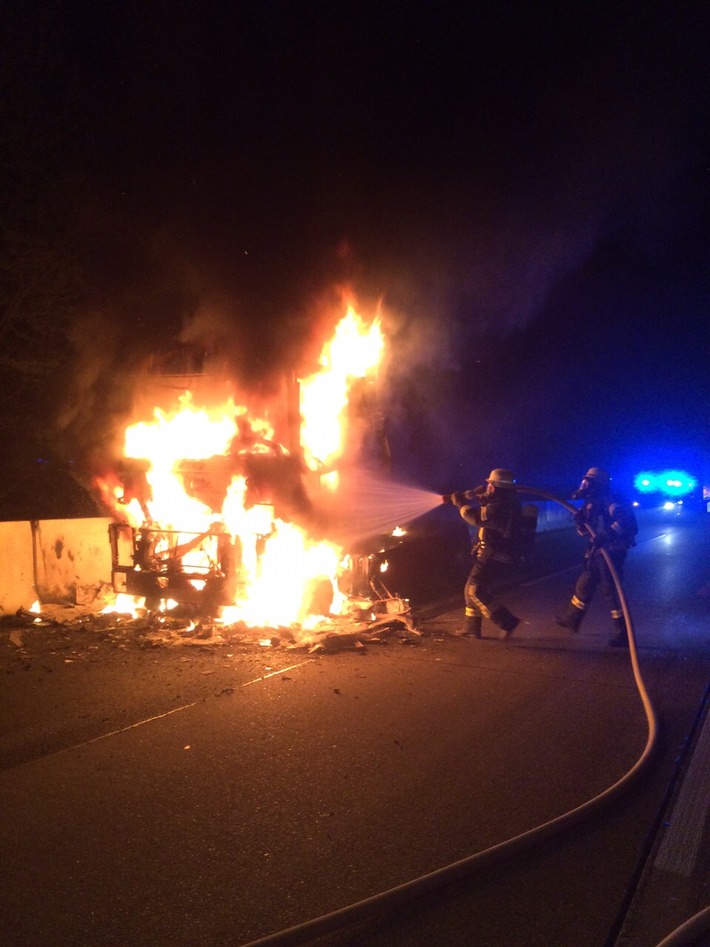 FW-ME: LKW-Brand auf der Autobahn