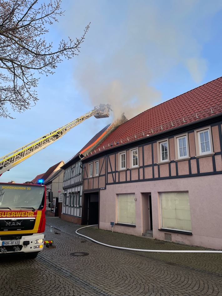 LPI-NDH: Unbewohntes Wohnhaus in Flammen