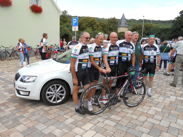 Tour der Hoffnung: SKODA tritt für guten Zweck in die Pedale (FOTO)