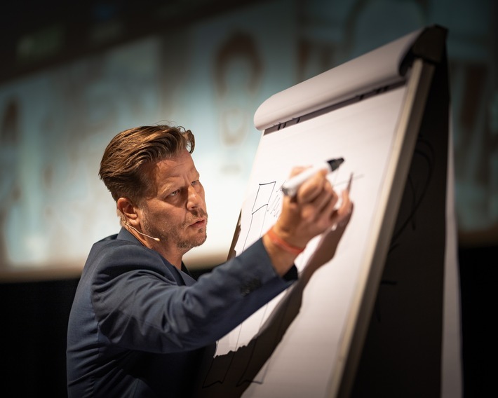 Alex Fischer - Steuer Coach / Weiterer Text über ots und www.presseportal.de/nr/128123 / Die Verwendung dieses Bildes für redaktionelle Zwecke ist unter Beachtung aller mitgeteilten Nutzungsbedingungen zulässig und dann auch honorarfrei. Veröffentlichung ausschließlich mit Bildrechte-Hinweis.