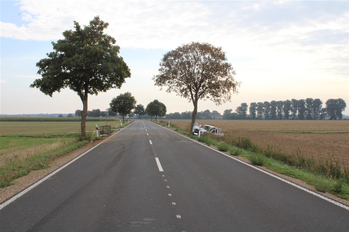 POL-DN: Hoher Sachschaden bei Verkehrsunfall, Autofahrer leicht verletzt