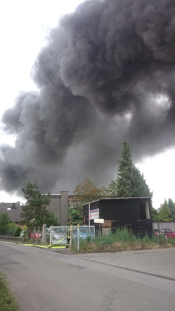 FW-MG: Brand in einem leerstehenden Industriekomplex