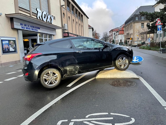 POL-PDNW: Neustadt/Wstr.: PKW auf Verkehrsinsel "geparkt"