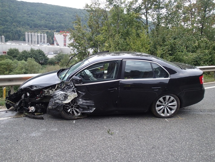 POL-PDKH: Verkehrsunfall mit vier verletzten Männern