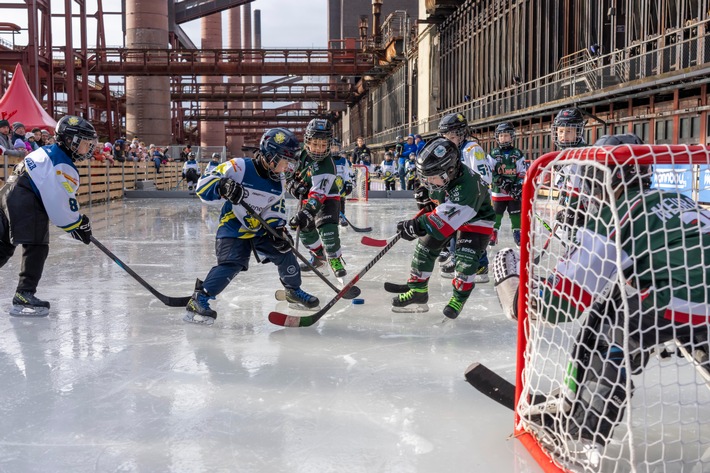Zollverein-Eisbahn bis 6. Januar 2026 geöffnet / 150 Meter langer Schlittschuhspaß zwischen Schornsteinen und Koksöfen