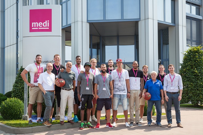 Hauptsponsor medi begrüßt das Basketball-Team von medi bayreuth zur offiziellen Einkleidung