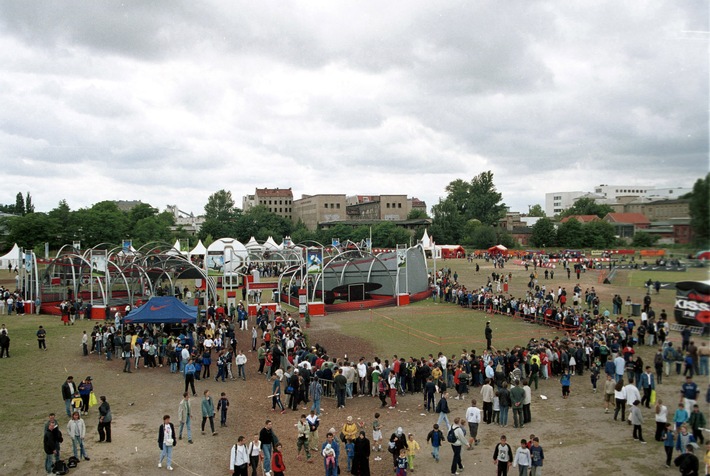 NIKE PARK Berlin zuende gegangen / 60.000 Kids nahmen Fußballpark begeistert an / Siegerteams der NIKE EURO Mission flogen nach Amsterdam