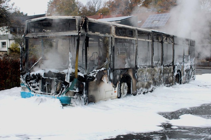POL-DN: Linienbus vollständig ausgebrannt