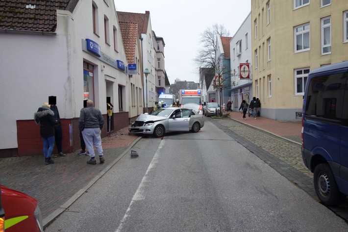 FW Bremerhaven: PKW rammt Hauswand (FOTO)