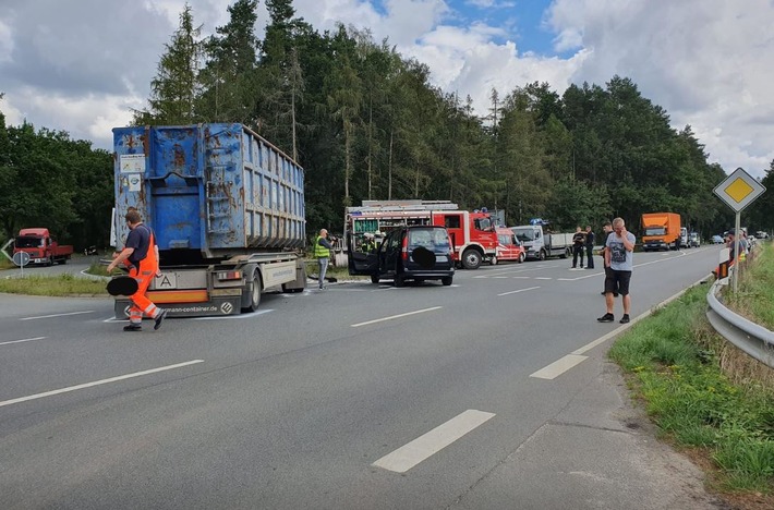 POL-CE: Hambühren / Schönhop - Unfall fordert drei Verletzte +++ LKW kollidiert beim Linksabbiegen mit entgegenkommendem PKW