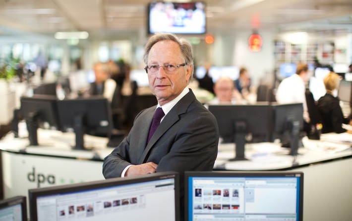 dpa gratuliert dem Ehrenvorsitzenden des Aufsichtsrats Karlheinz Röthemeier zum 80. Geburtstag. Hier ein Foto von 2011, das den Medienmanager und langjährigen Geschäftsführer der Verlagsgruppe Rhein-Main im damals neu eröffneten dpa-Newsroom in Berlin zeigt. / Weiterer Text über ots und www.presseportal.de/nr/8218 / Die Verwendung dieses Bildes ist für redaktionelle Zwecke honorarfrei. Veröffentlichung bitte unter Quellenangabe: "obs/dpa Deutsche Presse-Agentur GmbH/Michael Kappeler / dpa"