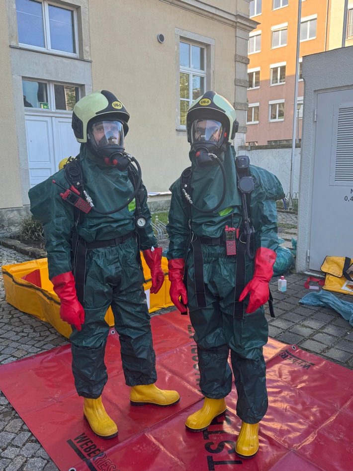 FW Dresden: ABC-Einsatz in einem Labor - Flüssigkeit tritt aus