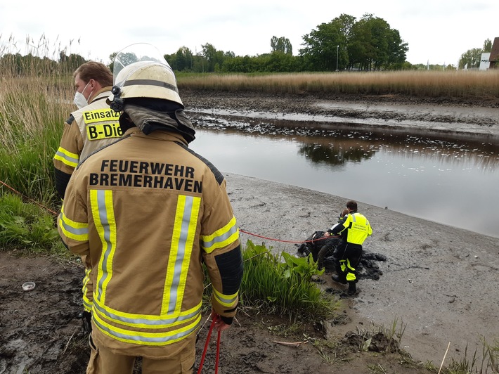 FW Bremerhaven: Feuerwehr rettet Angler aus dem Geesteufer