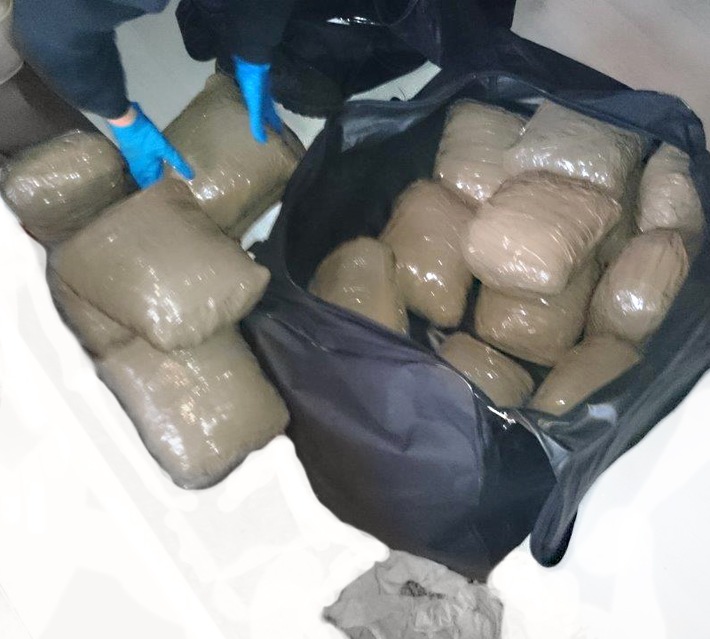POL-H: Mutmaßlicher Drogendealer festgenommen - 31 Kilogramm Marihuana beschlagnahmt