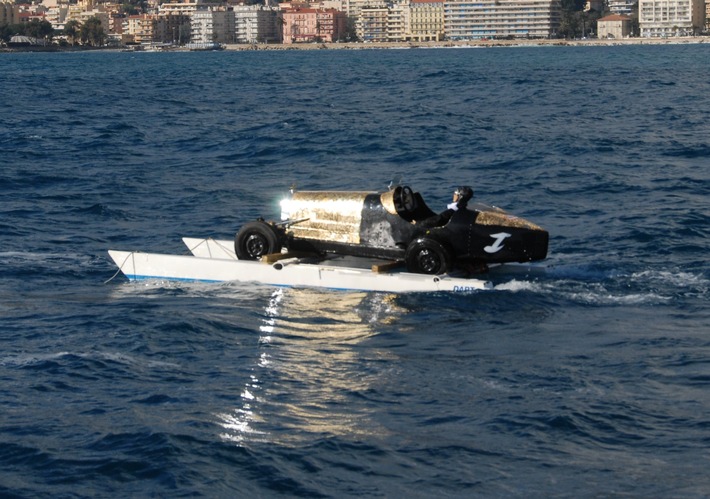 Bugatti eröffnet Rallye Monte-Carlo auf Wasserski