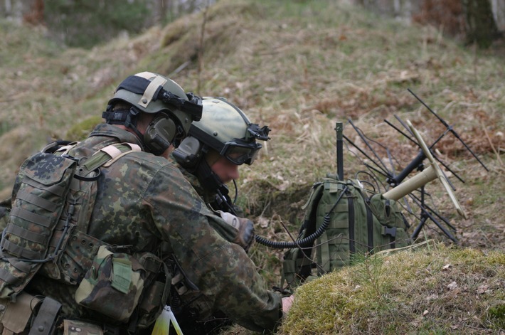 Bundeswehr stärkt Satellitenkommunikation / Vertrag über neue Krypto-Funkgeräte abgeschlossen