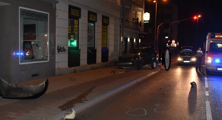 POL-MG: Alkoholisierter Autofahrer nach Verkehrsunfall schwer verletzt