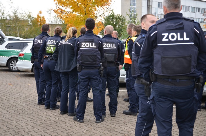 HZA-IZ: Gemeinsam gegen Schwarzarbeit: Itzehoer Zoll koordiniert umfangreiche Kontrollen in zwei Logistikzentren/ Behördenübergreifender Einsatz führt zur Festnahme einer international gesuchten Person