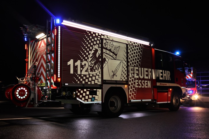 FW-E: Kleintransporter brennt vor Lagerhalle - Feuerwehr verhindert Brandausbreitung