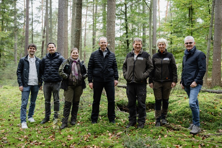 Die Wertgarantie-Vorstände Udo Buermeyer (Mitte) und Konrad Lehmann (r.) informieren sich vor Ort über das Waldumbauprojekt im Wendland. / Weiterer Text über ots und www.presseportal.de/nr/127001 / Die Verwendung dieses Bildes für redaktionelle Zwecke ist unter Beachtung aller mitgeteilten Nutzungsbedingungen zulässig und dann auch honorarfrei. Veröffentlichung ausschließlich mit Bildrechte-Hinweis.