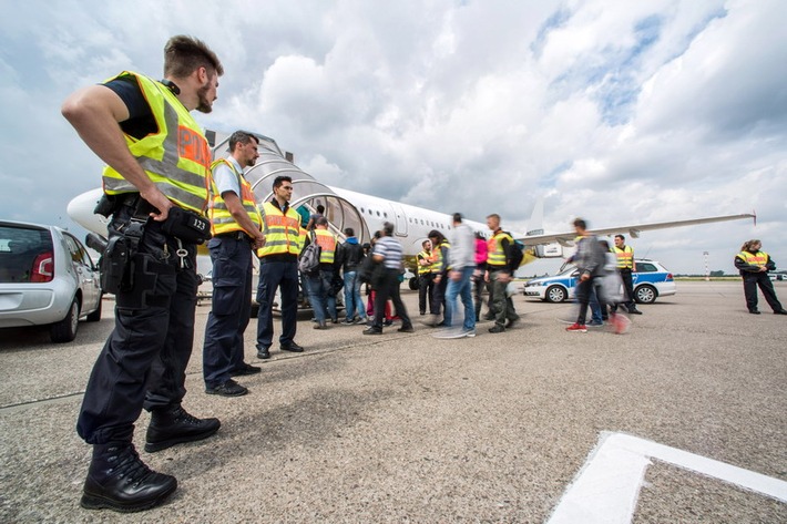 Bundespolizeidirektion München: Flüge nach Sofia, London, Tirana und Istanbul/ Bundespolizei weist vier Migranten mit dem Flugzeug zurück