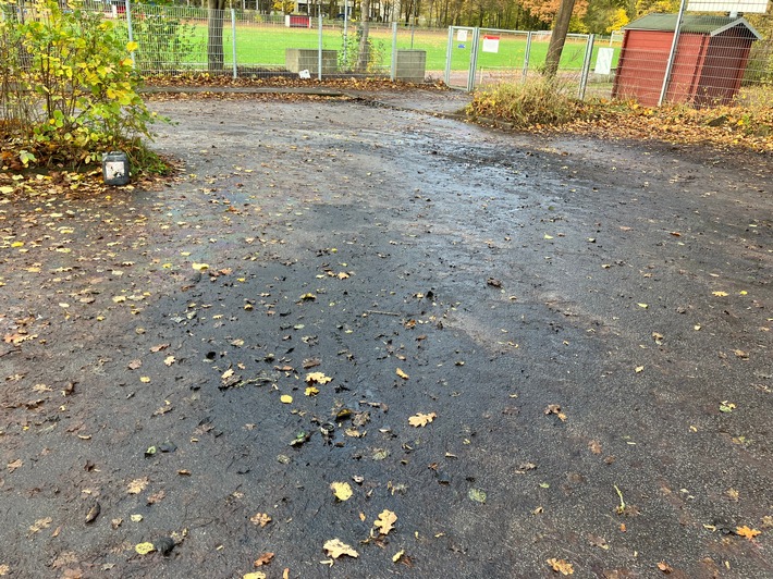 POL-HL: HL-Moisling / Unbekannte entleeren Ölkanister auf einem Parkplatz