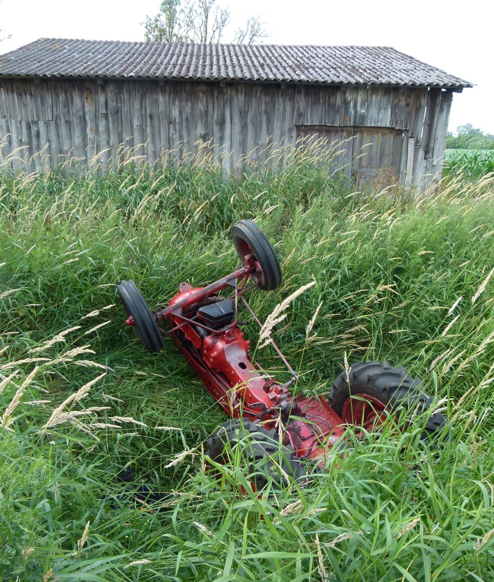 POL-MI: Traktor stürzt kopfüber in Graben: Dreizehnjähriger per Rettungshubschrauber in Klinik geflogen