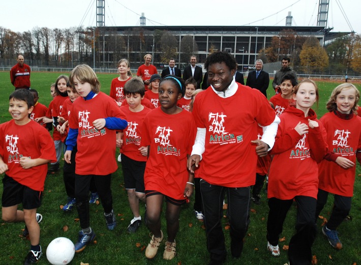 Start mit Prominenten in der Deutschen Sporthochschule Köln: "Fit am Ball" plant "Dribbel-Spendenrekord" für Schulen in Afrika