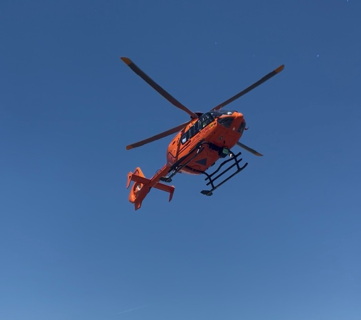 FW-OB: Rettungshubschrauber landet auf Parkplatz zur Unterstützung des Rettungsdienstes