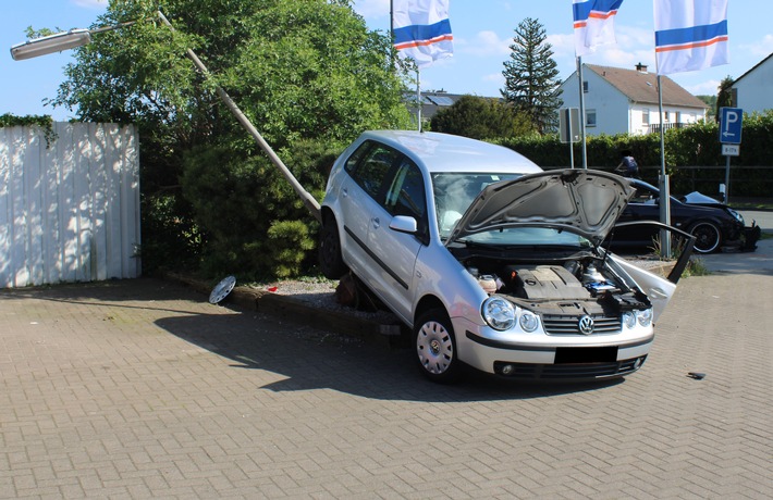 POL-MI: Auto schleudert auf Beleuchtungsmast