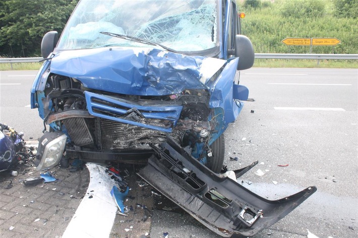 POL-PDMT: Verkehrsunfall mit tödlich verletztem Kradfahrer